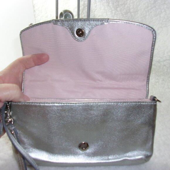 E-148 COACH PLEATED METALLIC SILVER LARGE WRISTLET - Picture 4 of 10